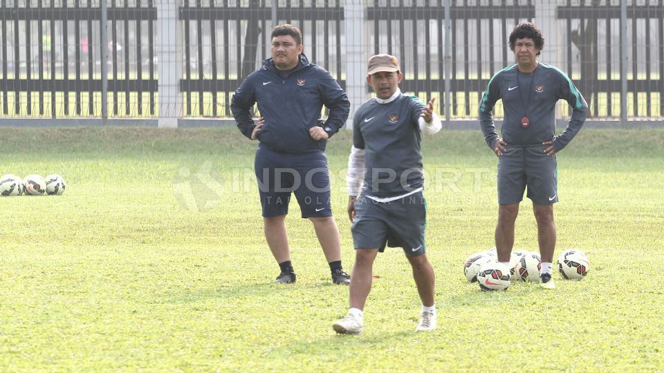 Pelatih tim nasional Indonesia U-23, Aji Santoso bersama jajaran pelatih saat ,memimpin latihan skuad Garuda Muda di Lapangan C, Senayan, Jakarta, Selasa (24/03/15). Copyright: &copy; Herry Ibrahim/INDOSPORT